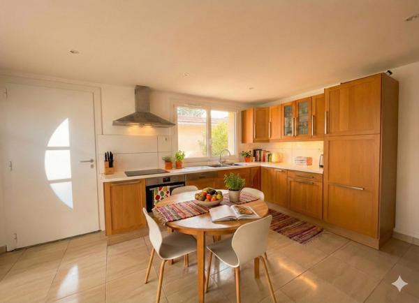 Maison individuelle avec double logement – Terrasses, stationnements et emplacement stratégique