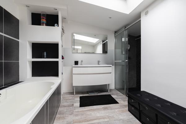 Maison de 212 m² (intersection Rillieux/Caluire/Sathonay) avec Piscine