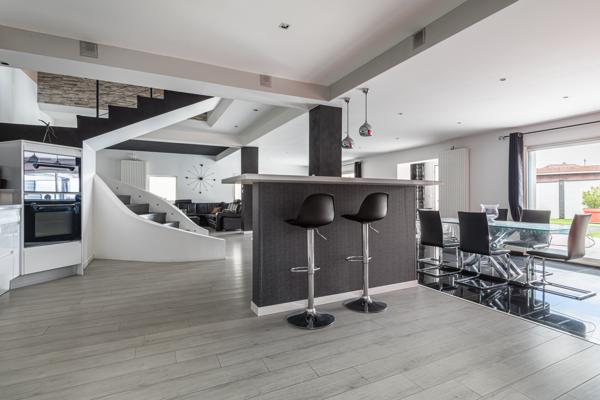 Maison de 212 m² (intersection Rillieux/Caluire/Sathonay) avec Piscine