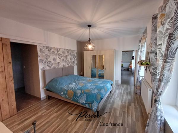 Maison - plain pied - grands garages dont accueil camping car