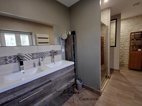 Maison - plain pied - grands garages dont accueil camping car