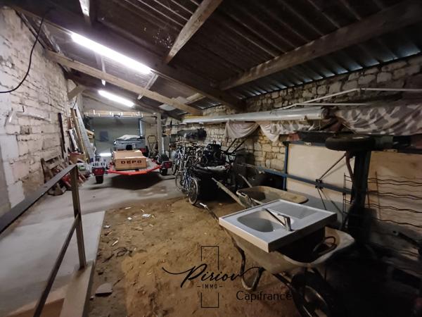 Maison - plain pied - grands garages dont accueil camping car