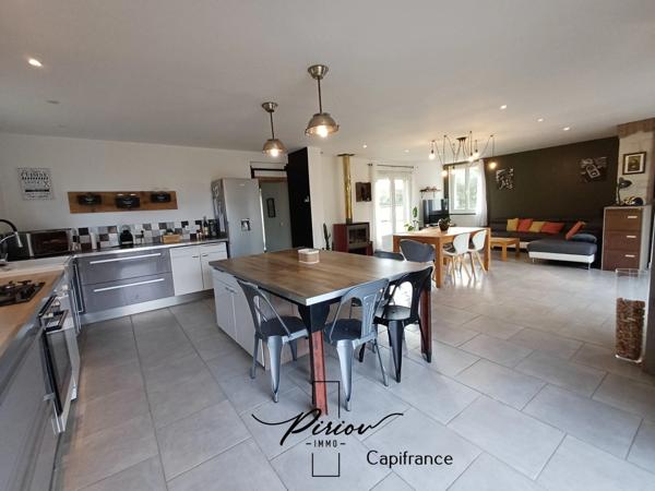 Maison - plain pied - grands garages dont accueil camping car