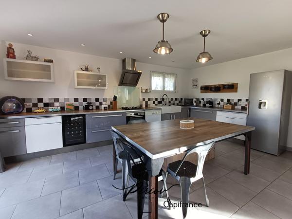 Maison - plain pied - grands garages dont accueil camping car