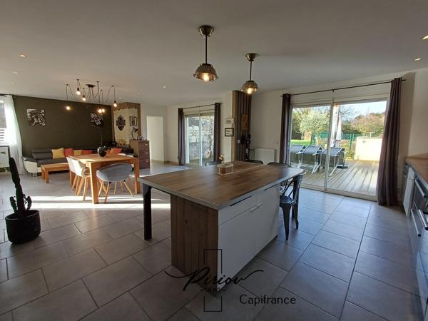 Maison - plain pied - grands garages dont accueil camping car