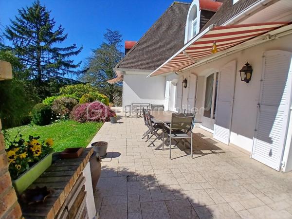 Il y a des maisons où l’on se sent bien dès les premières secondes…
Et celle-ci en fait clairement partie.

J’ai le plaisir de vous proposer à la vente cette superbe maison familiale, pensée comme un véritable cocon de vie, où confort, lumière et convivialité se rencontrent à merveille.

Dès l’entrée, le charme opère : de beaux volumes, une atmosphère chaleureuse et une maison parfaitement entretenue où l’on imagine immédiatement les rires d’enfants, les repas en famille et les soirées entre amis.

La vie de plain-pied est un véritable atout avec une belle entrée équipée de rangements, une cuisine lumineuse ouverte sur la terrasse et le jardin, un vaste salon séjour baigné de lumière, une chambre ainsi qu’une salle de bain récente.

À l’étage, la mezzanine apporte encore plus de charme et distribue trois belles chambres avec rangements, une salle d’eau, un WC et un accès au grenier.

Le sous-sol entièrement aménagé vient compléter les prestations avec un garage, une buanderie, une cave, un espace bureau idéal pour le télétravail ainsi qu’un atelier.

🌳 Côté extérieur, difficile de ne pas tomber sous le charme…

Le terrain clos et arboré de 2300 m² offre un véritable havre de paix avec plusieurs arbres fruitiers et une magnifique vue dégagée. La terrasse sera parfaite pour profiter des beaux jours en toute tranquillité.

✨ Confort et équipements :

✔ Pompe à chaleur récente
✔ Cheminée chaleureuse
✔ Portail électrique
✔ Digicode
✔ Système d’alarme

Située dans une commune dynamique et recherchée, cette maison bénéficie d’un emplacement idéal à proximité immédiate des écoles, commerces, médecins, transports et commodités.

Une maison lumineuse, soignée, familiale et pleine de vie…
Le genre de bien où l’on pose ses valises et où l’on se projette immédiatement.

📞 Un véritable coup de cœur à découvrir sans tarder !

N'hésitez pas à me contacter pour de plus amples renseignements ou éventuellement programmer une visite !

Mon rêve est de réaliser les vôtre !