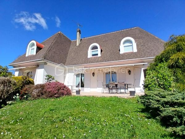 Il y a des maisons où l’on se sent bien dès les premières secondes…
Et celle-ci en fait clairement partie.

J’ai le plaisir de vous proposer à la vente cette superbe maison familiale, pensée comme un véritable cocon de vie, où confort, lumière et convivialité se rencontrent à merveille.

Dès l’entrée, le charme opère : de beaux volumes, une atmosphère chaleureuse et une maison parfaitement entretenue où l’on imagine immédiatement les rires d’enfants, les repas en famille et les soirées entre amis.

La vie de plain-pied est un véritable atout avec une belle entrée équipée de rangements, une cuisine lumineuse ouverte sur la terrasse et le jardin, un vaste salon séjour baigné de lumière, une chambre ainsi qu’une salle de bain récente.

À l’étage, la mezzanine apporte encore plus de charme et distribue trois belles chambres avec rangements, une salle d’eau, un WC et un accès au grenier.

Le sous-sol entièrement aménagé vient compléter les prestations avec un garage, une buanderie, une cave, un espace bureau idéal pour le télétravail ainsi qu’un atelier.

🌳 Côté extérieur, difficile de ne pas tomber sous le charme…

Le terrain clos et arboré de 2300 m² offre un véritable havre de paix avec plusieurs arbres fruitiers et une magnifique vue dégagée. La terrasse sera parfaite pour profiter des beaux jours en toute tranquillité.

✨ Confort et équipements :

✔ Pompe à chaleur récente
✔ Cheminée chaleureuse
✔ Portail électrique
✔ Digicode
✔ Système d’alarme

Située dans une commune dynamique et recherchée, cette maison bénéficie d’un emplacement idéal à proximité immédiate des écoles, commerces, médecins, transports et commodités.

Une maison lumineuse, soignée, familiale et pleine de vie…
Le genre de bien où l’on pose ses valises et où l’on se projette immédiatement.

📞 Un véritable coup de cœur à découvrir sans tarder !

N'hésitez pas à me contacter pour de plus amples renseignements ou éventuellement programmer une visite !

Mon rêve est de réaliser les vôtre !