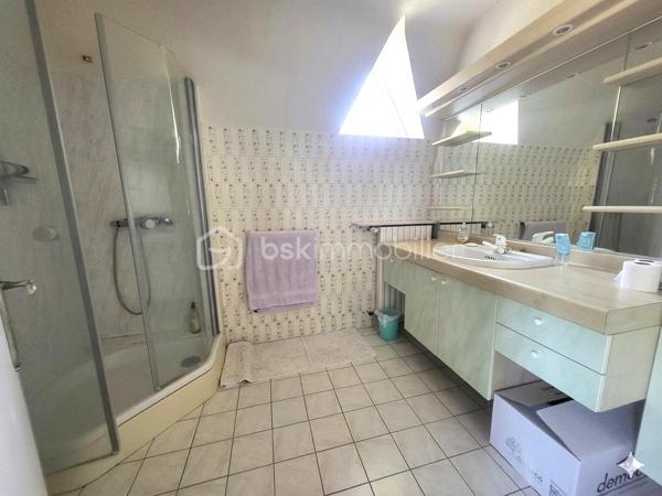 Il y a des maisons où l’on se sent bien dès les premières secondes…
Et celle-ci en fait clairement partie.

J’ai le plaisir de vous proposer à la vente cette superbe maison familiale, pensée comme un véritable cocon de vie, où confort, lumière et convivialité se rencontrent à merveille.

Dès l’entrée, le charme opère : de beaux volumes, une atmosphère chaleureuse et une maison parfaitement entretenue où l’on imagine immédiatement les rires d’enfants, les repas en famille et les soirées entre amis.

La vie de plain-pied est un véritable atout avec une belle entrée équipée de rangements, une cuisine lumineuse ouverte sur la terrasse et le jardin, un vaste salon séjour baigné de lumière, une chambre ainsi qu’une salle de bain récente.

À l’étage, la mezzanine apporte encore plus de charme et distribue trois belles chambres avec rangements, une salle d’eau, un WC et un accès au grenier.

Le sous-sol entièrement aménagé vient compléter les prestations avec un garage, une buanderie, une cave, un espace bureau idéal pour le télétravail ainsi qu’un atelier.

🌳 Côté extérieur, difficile de ne pas tomber sous le charme…

Le terrain clos et arboré de 2300 m² offre un véritable havre de paix avec plusieurs arbres fruitiers et une magnifique vue dégagée. La terrasse sera parfaite pour profiter des beaux jours en toute tranquillité.

✨ Confort et équipements :

✔ Pompe à chaleur récente
✔ Cheminée chaleureuse
✔ Portail électrique
✔ Digicode
✔ Système d’alarme

Située dans une commune dynamique et recherchée, cette maison bénéficie d’un emplacement idéal à proximité immédiate des écoles, commerces, médecins, transports et commodités.

Une maison lumineuse, soignée, familiale et pleine de vie…
Le genre de bien où l’on pose ses valises et où l’on se projette immédiatement.

📞 Un véritable coup de cœur à découvrir sans tarder !

N'hésitez pas à me contacter pour de plus amples renseignements ou éventuellement programmer une visite !

Mon rêve est de réaliser les vôtre !