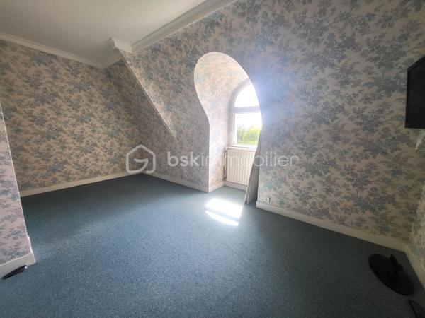 Il y a des maisons où l’on se sent bien dès les premières secondes…
Et celle-ci en fait clairement partie.

J’ai le plaisir de vous proposer à la vente cette superbe maison familiale, pensée comme un véritable cocon de vie, où confort, lumière et convivialité se rencontrent à merveille.

Dès l’entrée, le charme opère : de beaux volumes, une atmosphère chaleureuse et une maison parfaitement entretenue où l’on imagine immédiatement les rires d’enfants, les repas en famille et les soirées entre amis.

La vie de plain-pied est un véritable atout avec une belle entrée équipée de rangements, une cuisine lumineuse ouverte sur la terrasse et le jardin, un vaste salon séjour baigné de lumière, une chambre ainsi qu’une salle de bain récente.

À l’étage, la mezzanine apporte encore plus de charme et distribue trois belles chambres avec rangements, une salle d’eau, un WC et un accès au grenier.

Le sous-sol entièrement aménagé vient compléter les prestations avec un garage, une buanderie, une cave, un espace bureau idéal pour le télétravail ainsi qu’un atelier.

🌳 Côté extérieur, difficile de ne pas tomber sous le charme…

Le terrain clos et arboré de 2300 m² offre un véritable havre de paix avec plusieurs arbres fruitiers et une magnifique vue dégagée. La terrasse sera parfaite pour profiter des beaux jours en toute tranquillité.

✨ Confort et équipements :

✔ Pompe à chaleur récente
✔ Cheminée chaleureuse
✔ Portail électrique
✔ Digicode
✔ Système d’alarme

Située dans une commune dynamique et recherchée, cette maison bénéficie d’un emplacement idéal à proximité immédiate des écoles, commerces, médecins, transports et commodités.

Une maison lumineuse, soignée, familiale et pleine de vie…
Le genre de bien où l’on pose ses valises et où l’on se projette immédiatement.

📞 Un véritable coup de cœur à découvrir sans tarder !

N'hésitez pas à me contacter pour de plus amples renseignements ou éventuellement programmer une visite !

Mon rêve est de réaliser les vôtre !