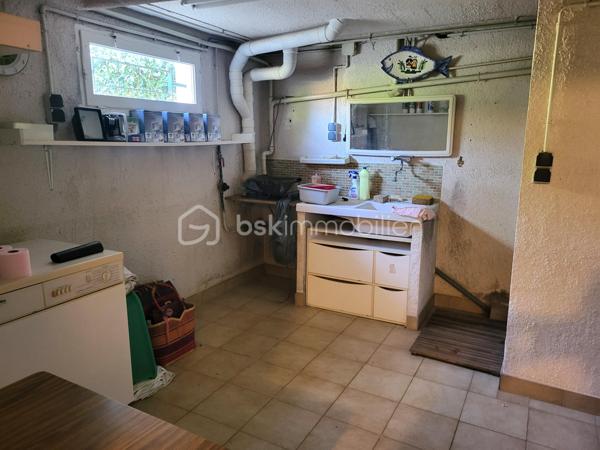 Il y a des maisons où l’on se sent bien dès les premières secondes…
Et celle-ci en fait clairement partie.

J’ai le plaisir de vous proposer à la vente cette superbe maison familiale, pensée comme un véritable cocon de vie, où confort, lumière et convivialité se rencontrent à merveille.

Dès l’entrée, le charme opère : de beaux volumes, une atmosphère chaleureuse et une maison parfaitement entretenue où l’on imagine immédiatement les rires d’enfants, les repas en famille et les soirées entre amis.

La vie de plain-pied est un véritable atout avec une belle entrée équipée de rangements, une cuisine lumineuse ouverte sur la terrasse et le jardin, un vaste salon séjour baigné de lumière, une chambre ainsi qu’une salle de bain récente.

À l’étage, la mezzanine apporte encore plus de charme et distribue trois belles chambres avec rangements, une salle d’eau, un WC et un accès au grenier.

Le sous-sol entièrement aménagé vient compléter les prestations avec un garage, une buanderie, une cave, un espace bureau idéal pour le télétravail ainsi qu’un atelier.

🌳 Côté extérieur, difficile de ne pas tomber sous le charme…

Le terrain clos et arboré de 2300 m² offre un véritable havre de paix avec plusieurs arbres fruitiers et une magnifique vue dégagée. La terrasse sera parfaite pour profiter des beaux jours en toute tranquillité.

✨ Confort et équipements :

✔ Pompe à chaleur récente
✔ Cheminée chaleureuse
✔ Portail électrique
✔ Digicode
✔ Système d’alarme

Située dans une commune dynamique et recherchée, cette maison bénéficie d’un emplacement idéal à proximité immédiate des écoles, commerces, médecins, transports et commodités.

Une maison lumineuse, soignée, familiale et pleine de vie…
Le genre de bien où l’on pose ses valises et où l’on se projette immédiatement.

📞 Un véritable coup de cœur à découvrir sans tarder !

N'hésitez pas à me contacter pour de plus amples renseignements ou éventuellement programmer une visite !

Mon rêve est de réaliser les vôtre !
