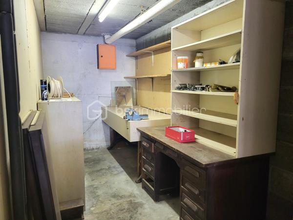 Il y a des maisons où l’on se sent bien dès les premières secondes…
Et celle-ci en fait clairement partie.

J’ai le plaisir de vous proposer à la vente cette superbe maison familiale, pensée comme un véritable cocon de vie, où confort, lumière et convivialité se rencontrent à merveille.

Dès l’entrée, le charme opère : de beaux volumes, une atmosphère chaleureuse et une maison parfaitement entretenue où l’on imagine immédiatement les rires d’enfants, les repas en famille et les soirées entre amis.

La vie de plain-pied est un véritable atout avec une belle entrée équipée de rangements, une cuisine lumineuse ouverte sur la terrasse et le jardin, un vaste salon séjour baigné de lumière, une chambre ainsi qu’une salle de bain récente.

À l’étage, la mezzanine apporte encore plus de charme et distribue trois belles chambres avec rangements, une salle d’eau, un WC et un accès au grenier.

Le sous-sol entièrement aménagé vient compléter les prestations avec un garage, une buanderie, une cave, un espace bureau idéal pour le télétravail ainsi qu’un atelier.

🌳 Côté extérieur, difficile de ne pas tomber sous le charme…

Le terrain clos et arboré de 2300 m² offre un véritable havre de paix avec plusieurs arbres fruitiers et une magnifique vue dégagée. La terrasse sera parfaite pour profiter des beaux jours en toute tranquillité.

✨ Confort et équipements :

✔ Pompe à chaleur récente
✔ Cheminée chaleureuse
✔ Portail électrique
✔ Digicode
✔ Système d’alarme

Située dans une commune dynamique et recherchée, cette maison bénéficie d’un emplacement idéal à proximité immédiate des écoles, commerces, médecins, transports et commodités.

Une maison lumineuse, soignée, familiale et pleine de vie…
Le genre de bien où l’on pose ses valises et où l’on se projette immédiatement.

📞 Un véritable coup de cœur à découvrir sans tarder !

N'hésitez pas à me contacter pour de plus amples renseignements ou éventuellement programmer une visite !

Mon rêve est de réaliser les vôtre !