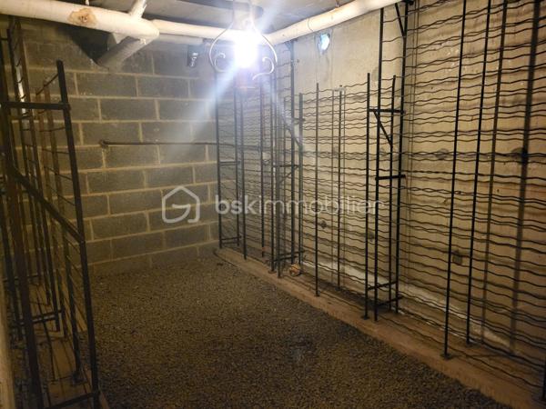 Il y a des maisons où l’on se sent bien dès les premières secondes…
Et celle-ci en fait clairement partie.

J’ai le plaisir de vous proposer à la vente cette superbe maison familiale, pensée comme un véritable cocon de vie, où confort, lumière et convivialité se rencontrent à merveille.

Dès l’entrée, le charme opère : de beaux volumes, une atmosphère chaleureuse et une maison parfaitement entretenue où l’on imagine immédiatement les rires d’enfants, les repas en famille et les soirées entre amis.

La vie de plain-pied est un véritable atout avec une belle entrée équipée de rangements, une cuisine lumineuse ouverte sur la terrasse et le jardin, un vaste salon séjour baigné de lumière, une chambre ainsi qu’une salle de bain récente.

À l’étage, la mezzanine apporte encore plus de charme et distribue trois belles chambres avec rangements, une salle d’eau, un WC et un accès au grenier.

Le sous-sol entièrement aménagé vient compléter les prestations avec un garage, une buanderie, une cave, un espace bureau idéal pour le télétravail ainsi qu’un atelier.

🌳 Côté extérieur, difficile de ne pas tomber sous le charme…

Le terrain clos et arboré de 2300 m² offre un véritable havre de paix avec plusieurs arbres fruitiers et une magnifique vue dégagée. La terrasse sera parfaite pour profiter des beaux jours en toute tranquillité.

✨ Confort et équipements :

✔ Pompe à chaleur récente
✔ Cheminée chaleureuse
✔ Portail électrique
✔ Digicode
✔ Système d’alarme

Située dans une commune dynamique et recherchée, cette maison bénéficie d’un emplacement idéal à proximité immédiate des écoles, commerces, médecins, transports et commodités.

Une maison lumineuse, soignée, familiale et pleine de vie…
Le genre de bien où l’on pose ses valises et où l’on se projette immédiatement.

📞 Un véritable coup de cœur à découvrir sans tarder !

N'hésitez pas à me contacter pour de plus amples renseignements ou éventuellement programmer une visite !

Mon rêve est de réaliser les vôtre !