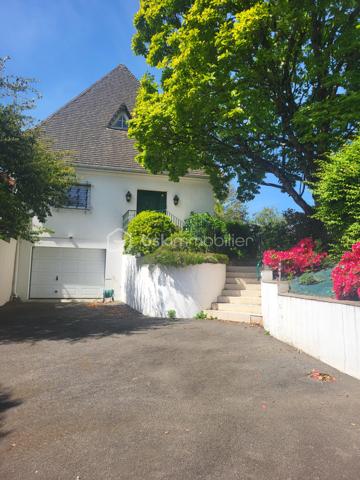 Il y a des maisons où l’on se sent bien dès les premières secondes…
Et celle-ci en fait clairement partie.

J’ai le plaisir de vous proposer à la vente cette superbe maison familiale, pensée comme un véritable cocon de vie, où confort, lumière et convivialité se rencontrent à merveille.

Dès l’entrée, le charme opère : de beaux volumes, une atmosphère chaleureuse et une maison parfaitement entretenue où l’on imagine immédiatement les rires d’enfants, les repas en famille et les soirées entre amis.

La vie de plain-pied est un véritable atout avec une belle entrée équipée de rangements, une cuisine lumineuse ouverte sur la terrasse et le jardin, un vaste salon séjour baigné de lumière, une chambre ainsi qu’une salle de bain récente.

À l’étage, la mezzanine apporte encore plus de charme et distribue trois belles chambres avec rangements, une salle d’eau, un WC et un accès au grenier.

Le sous-sol entièrement aménagé vient compléter les prestations avec un garage, une buanderie, une cave, un espace bureau idéal pour le télétravail ainsi qu’un atelier.

🌳 Côté extérieur, difficile de ne pas tomber sous le charme…

Le terrain clos et arboré de 2300 m² offre un véritable havre de paix avec plusieurs arbres fruitiers et une magnifique vue dégagée. La terrasse sera parfaite pour profiter des beaux jours en toute tranquillité.

✨ Confort et équipements :

✔ Pompe à chaleur récente
✔ Cheminée chaleureuse
✔ Portail électrique
✔ Digicode
✔ Système d’alarme

Située dans une commune dynamique et recherchée, cette maison bénéficie d’un emplacement idéal à proximité immédiate des écoles, commerces, médecins, transports et commodités.

Une maison lumineuse, soignée, familiale et pleine de vie…
Le genre de bien où l’on pose ses valises et où l’on se projette immédiatement.

📞 Un véritable coup de cœur à découvrir sans tarder !

N'hésitez pas à me contacter pour de plus amples renseignements ou éventuellement programmer une visite !

Mon rêve est de réaliser les vôtre !