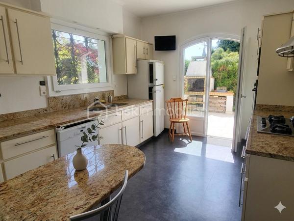 Il y a des maisons où l’on se sent bien dès les premières secondes…
Et celle-ci en fait clairement partie.

J’ai le plaisir de vous proposer à la vente cette superbe maison familiale, pensée comme un véritable cocon de vie, où confort, lumière et convivialité se rencontrent à merveille.

Dès l’entrée, le charme opère : de beaux volumes, une atmosphère chaleureuse et une maison parfaitement entretenue où l’on imagine immédiatement les rires d’enfants, les repas en famille et les soirées entre amis.

La vie de plain-pied est un véritable atout avec une belle entrée équipée de rangements, une cuisine lumineuse ouverte sur la terrasse et le jardin, un vaste salon séjour baigné de lumière, une chambre ainsi qu’une salle de bain récente.

À l’étage, la mezzanine apporte encore plus de charme et distribue trois belles chambres avec rangements, une salle d’eau, un WC et un accès au grenier.

Le sous-sol entièrement aménagé vient compléter les prestations avec un garage, une buanderie, une cave, un espace bureau idéal pour le télétravail ainsi qu’un atelier.

🌳 Côté extérieur, difficile de ne pas tomber sous le charme…

Le terrain clos et arboré de 2300 m² offre un véritable havre de paix avec plusieurs arbres fruitiers et une magnifique vue dégagée. La terrasse sera parfaite pour profiter des beaux jours en toute tranquillité.

✨ Confort et équipements :

✔ Pompe à chaleur récente
✔ Cheminée chaleureuse
✔ Portail électrique
✔ Digicode
✔ Système d’alarme

Située dans une commune dynamique et recherchée, cette maison bénéficie d’un emplacement idéal à proximité immédiate des écoles, commerces, médecins, transports et commodités.

Une maison lumineuse, soignée, familiale et pleine de vie…
Le genre de bien où l’on pose ses valises et où l’on se projette immédiatement.

📞 Un véritable coup de cœur à découvrir sans tarder !

N'hésitez pas à me contacter pour de plus amples renseignements ou éventuellement programmer une visite !

Mon rêve est de réaliser les vôtre !