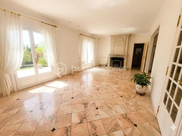 Il y a des maisons où l’on se sent bien dès les premières secondes…
Et celle-ci en fait clairement partie.

J’ai le plaisir de vous proposer à la vente cette superbe maison familiale, pensée comme un véritable cocon de vie, où confort, lumière et convivialité se rencontrent à merveille.

Dès l’entrée, le charme opère : de beaux volumes, une atmosphère chaleureuse et une maison parfaitement entretenue où l’on imagine immédiatement les rires d’enfants, les repas en famille et les soirées entre amis.

La vie de plain-pied est un véritable atout avec une belle entrée équipée de rangements, une cuisine lumineuse ouverte sur la terrasse et le jardin, un vaste salon séjour baigné de lumière, une chambre ainsi qu’une salle de bain récente.

À l’étage, la mezzanine apporte encore plus de charme et distribue trois belles chambres avec rangements, une salle d’eau, un WC et un accès au grenier.

Le sous-sol entièrement aménagé vient compléter les prestations avec un garage, une buanderie, une cave, un espace bureau idéal pour le télétravail ainsi qu’un atelier.

🌳 Côté extérieur, difficile de ne pas tomber sous le charme…

Le terrain clos et arboré de 2300 m² offre un véritable havre de paix avec plusieurs arbres fruitiers et une magnifique vue dégagée. La terrasse sera parfaite pour profiter des beaux jours en toute tranquillité.

✨ Confort et équipements :

✔ Pompe à chaleur récente
✔ Cheminée chaleureuse
✔ Portail électrique
✔ Digicode
✔ Système d’alarme

Située dans une commune dynamique et recherchée, cette maison bénéficie d’un emplacement idéal à proximité immédiate des écoles, commerces, médecins, transports et commodités.

Une maison lumineuse, soignée, familiale et pleine de vie…
Le genre de bien où l’on pose ses valises et où l’on se projette immédiatement.

📞 Un véritable coup de cœur à découvrir sans tarder !

N'hésitez pas à me contacter pour de plus amples renseignements ou éventuellement programmer une visite !

Mon rêve est de réaliser les vôtre !