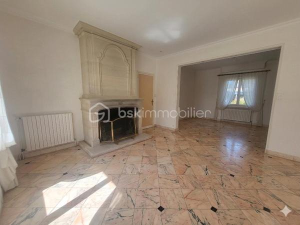 Il y a des maisons où l’on se sent bien dès les premières secondes…
Et celle-ci en fait clairement partie.

J’ai le plaisir de vous proposer à la vente cette superbe maison familiale, pensée comme un véritable cocon de vie, où confort, lumière et convivialité se rencontrent à merveille.

Dès l’entrée, le charme opère : de beaux volumes, une atmosphère chaleureuse et une maison parfaitement entretenue où l’on imagine immédiatement les rires d’enfants, les repas en famille et les soirées entre amis.

La vie de plain-pied est un véritable atout avec une belle entrée équipée de rangements, une cuisine lumineuse ouverte sur la terrasse et le jardin, un vaste salon séjour baigné de lumière, une chambre ainsi qu’une salle de bain récente.

À l’étage, la mezzanine apporte encore plus de charme et distribue trois belles chambres avec rangements, une salle d’eau, un WC et un accès au grenier.

Le sous-sol entièrement aménagé vient compléter les prestations avec un garage, une buanderie, une cave, un espace bureau idéal pour le télétravail ainsi qu’un atelier.

🌳 Côté extérieur, difficile de ne pas tomber sous le charme…

Le terrain clos et arboré de 2300 m² offre un véritable havre de paix avec plusieurs arbres fruitiers et une magnifique vue dégagée. La terrasse sera parfaite pour profiter des beaux jours en toute tranquillité.

✨ Confort et équipements :

✔ Pompe à chaleur récente
✔ Cheminée chaleureuse
✔ Portail électrique
✔ Digicode
✔ Système d’alarme

Située dans une commune dynamique et recherchée, cette maison bénéficie d’un emplacement idéal à proximité immédiate des écoles, commerces, médecins, transports et commodités.

Une maison lumineuse, soignée, familiale et pleine de vie…
Le genre de bien où l’on pose ses valises et où l’on se projette immédiatement.

📞 Un véritable coup de cœur à découvrir sans tarder !

N'hésitez pas à me contacter pour de plus amples renseignements ou éventuellement programmer une visite !

Mon rêve est de réaliser les vôtre !