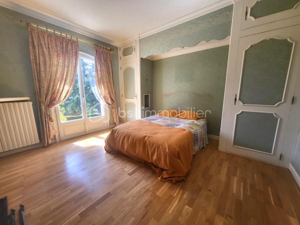 Il y a des maisons où l’on se sent bien dès les premières secondes…
Et celle-ci en fait clairement partie.

J’ai le plaisir de vous proposer à la vente cette superbe maison familiale, pensée comme un véritable cocon de vie, où confort, lumière et convivialité se rencontrent à merveille.

Dès l’entrée, le charme opère : de beaux volumes, une atmosphère chaleureuse et une maison parfaitement entretenue où l’on imagine immédiatement les rires d’enfants, les repas en famille et les soirées entre amis.

La vie de plain-pied est un véritable atout avec une belle entrée équipée de rangements, une cuisine lumineuse ouverte sur la terrasse et le jardin, un vaste salon séjour baigné de lumière, une chambre ainsi qu’une salle de bain récente.

À l’étage, la mezzanine apporte encore plus de charme et distribue trois belles chambres avec rangements, une salle d’eau, un WC et un accès au grenier.

Le sous-sol entièrement aménagé vient compléter les prestations avec un garage, une buanderie, une cave, un espace bureau idéal pour le télétravail ainsi qu’un atelier.

🌳 Côté extérieur, difficile de ne pas tomber sous le charme…

Le terrain clos et arboré de 2300 m² offre un véritable havre de paix avec plusieurs arbres fruitiers et une magnifique vue dégagée. La terrasse sera parfaite pour profiter des beaux jours en toute tranquillité.

✨ Confort et équipements :

✔ Pompe à chaleur récente
✔ Cheminée chaleureuse
✔ Portail électrique
✔ Digicode
✔ Système d’alarme

Située dans une commune dynamique et recherchée, cette maison bénéficie d’un emplacement idéal à proximité immédiate des écoles, commerces, médecins, transports et commodités.

Une maison lumineuse, soignée, familiale et pleine de vie…
Le genre de bien où l’on pose ses valises et où l’on se projette immédiatement.

📞 Un véritable coup de cœur à découvrir sans tarder !

N'hésitez pas à me contacter pour de plus amples renseignements ou éventuellement programmer une visite !

Mon rêve est de réaliser les vôtre !