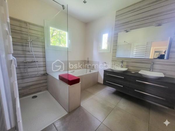 Il y a des maisons où l’on se sent bien dès les premières secondes…
Et celle-ci en fait clairement partie.

J’ai le plaisir de vous proposer à la vente cette superbe maison familiale, pensée comme un véritable cocon de vie, où confort, lumière et convivialité se rencontrent à merveille.

Dès l’entrée, le charme opère : de beaux volumes, une atmosphère chaleureuse et une maison parfaitement entretenue où l’on imagine immédiatement les rires d’enfants, les repas en famille et les soirées entre amis.

La vie de plain-pied est un véritable atout avec une belle entrée équipée de rangements, une cuisine lumineuse ouverte sur la terrasse et le jardin, un vaste salon séjour baigné de lumière, une chambre ainsi qu’une salle de bain récente.

À l’étage, la mezzanine apporte encore plus de charme et distribue trois belles chambres avec rangements, une salle d’eau, un WC et un accès au grenier.

Le sous-sol entièrement aménagé vient compléter les prestations avec un garage, une buanderie, une cave, un espace bureau idéal pour le télétravail ainsi qu’un atelier.

🌳 Côté extérieur, difficile de ne pas tomber sous le charme…

Le terrain clos et arboré de 2300 m² offre un véritable havre de paix avec plusieurs arbres fruitiers et une magnifique vue dégagée. La terrasse sera parfaite pour profiter des beaux jours en toute tranquillité.

✨ Confort et équipements :

✔ Pompe à chaleur récente
✔ Cheminée chaleureuse
✔ Portail électrique
✔ Digicode
✔ Système d’alarme

Située dans une commune dynamique et recherchée, cette maison bénéficie d’un emplacement idéal à proximité immédiate des écoles, commerces, médecins, transports et commodités.

Une maison lumineuse, soignée, familiale et pleine de vie…
Le genre de bien où l’on pose ses valises et où l’on se projette immédiatement.

📞 Un véritable coup de cœur à découvrir sans tarder !

N'hésitez pas à me contacter pour de plus amples renseignements ou éventuellement programmer une visite !

Mon rêve est de réaliser les vôtre !