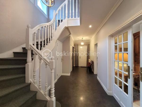 Il y a des maisons où l’on se sent bien dès les premières secondes…
Et celle-ci en fait clairement partie.

J’ai le plaisir de vous proposer à la vente cette superbe maison familiale, pensée comme un véritable cocon de vie, où confort, lumière et convivialité se rencontrent à merveille.

Dès l’entrée, le charme opère : de beaux volumes, une atmosphère chaleureuse et une maison parfaitement entretenue où l’on imagine immédiatement les rires d’enfants, les repas en famille et les soirées entre amis.

La vie de plain-pied est un véritable atout avec une belle entrée équipée de rangements, une cuisine lumineuse ouverte sur la terrasse et le jardin, un vaste salon séjour baigné de lumière, une chambre ainsi qu’une salle de bain récente.

À l’étage, la mezzanine apporte encore plus de charme et distribue trois belles chambres avec rangements, une salle d’eau, un WC et un accès au grenier.

Le sous-sol entièrement aménagé vient compléter les prestations avec un garage, une buanderie, une cave, un espace bureau idéal pour le télétravail ainsi qu’un atelier.

🌳 Côté extérieur, difficile de ne pas tomber sous le charme…

Le terrain clos et arboré de 2300 m² offre un véritable havre de paix avec plusieurs arbres fruitiers et une magnifique vue dégagée. La terrasse sera parfaite pour profiter des beaux jours en toute tranquillité.

✨ Confort et équipements :

✔ Pompe à chaleur récente
✔ Cheminée chaleureuse
✔ Portail électrique
✔ Digicode
✔ Système d’alarme

Située dans une commune dynamique et recherchée, cette maison bénéficie d’un emplacement idéal à proximité immédiate des écoles, commerces, médecins, transports et commodités.

Une maison lumineuse, soignée, familiale et pleine de vie…
Le genre de bien où l’on pose ses valises et où l’on se projette immédiatement.

📞 Un véritable coup de cœur à découvrir sans tarder !

N'hésitez pas à me contacter pour de plus amples renseignements ou éventuellement programmer une visite !

Mon rêve est de réaliser les vôtre !