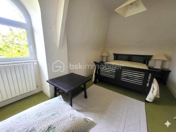 Il y a des maisons où l’on se sent bien dès les premières secondes…
Et celle-ci en fait clairement partie.

J’ai le plaisir de vous proposer à la vente cette superbe maison familiale, pensée comme un véritable cocon de vie, où confort, lumière et convivialité se rencontrent à merveille.

Dès l’entrée, le charme opère : de beaux volumes, une atmosphère chaleureuse et une maison parfaitement entretenue où l’on imagine immédiatement les rires d’enfants, les repas en famille et les soirées entre amis.

La vie de plain-pied est un véritable atout avec une belle entrée équipée de rangements, une cuisine lumineuse ouverte sur la terrasse et le jardin, un vaste salon séjour baigné de lumière, une chambre ainsi qu’une salle de bain récente.

À l’étage, la mezzanine apporte encore plus de charme et distribue trois belles chambres avec rangements, une salle d’eau, un WC et un accès au grenier.

Le sous-sol entièrement aménagé vient compléter les prestations avec un garage, une buanderie, une cave, un espace bureau idéal pour le télétravail ainsi qu’un atelier.

🌳 Côté extérieur, difficile de ne pas tomber sous le charme…

Le terrain clos et arboré de 2300 m² offre un véritable havre de paix avec plusieurs arbres fruitiers et une magnifique vue dégagée. La terrasse sera parfaite pour profiter des beaux jours en toute tranquillité.

✨ Confort et équipements :

✔ Pompe à chaleur récente
✔ Cheminée chaleureuse
✔ Portail électrique
✔ Digicode
✔ Système d’alarme

Située dans une commune dynamique et recherchée, cette maison bénéficie d’un emplacement idéal à proximité immédiate des écoles, commerces, médecins, transports et commodités.

Une maison lumineuse, soignée, familiale et pleine de vie…
Le genre de bien où l’on pose ses valises et où l’on se projette immédiatement.

📞 Un véritable coup de cœur à découvrir sans tarder !

N'hésitez pas à me contacter pour de plus amples renseignements ou éventuellement programmer une visite !

Mon rêve est de réaliser les vôtre !