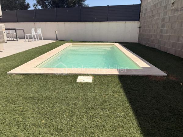 A Poussan, découvrez cette agréable villa 4 faces de 141m2 implantée sur une parcelle de 376m2, offrant des volumes généreux pour une famille en quête d'espace et de confort.
Dès l'entrée vous serez séduit par sa vaste pièce de vie d'environ 60m2 baignée de lumière et pensée comme un véritable lieu de partage. Au rez de chaussée également une suite parentale de 17m2 avec dressing et salle d'eau, WC indépendant et garage de 15m2 carrelé et isolé.
A l'étage, l'espace nuit se compose de trois chambres de 15, 18 et 19 m2 toutes équipées de rangements, ainsi qu'une spacieuse salle de bains.
A l'extérieur chaque espace a été optimisé pour profiter pleinement terrasse conviviale, espace barbecue et piscine.
Construite récemment cette villa bénéficie de la garantie décennale.
Son excellente performance énergétique classée A et son équipement climatisation réversible complété par des convecteurs assurent un confort optimal tout au long de l'année.
Une villa rare par ses volumes, son agencement fonctionnel et ses prestations ...
A découvrir, contactez moi Sabine Biral 0663378989
