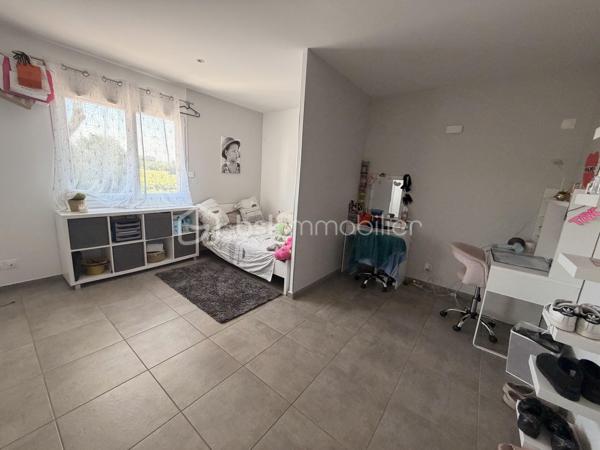 A Poussan, découvrez cette agréable villa 4 faces de 141m2 implantée sur une parcelle de 376m2, offrant des volumes généreux pour une famille en quête d'espace et de confort.
Dès l'entrée vous serez séduit par sa vaste pièce de vie d'environ 60m2 baignée de lumière et pensée comme un véritable lieu de partage. Au rez de chaussée également une suite parentale de 17m2 avec dressing et salle d'eau, WC indépendant et garage de 15m2 carrelé et isolé.
A l'étage, l'espace nuit se compose de trois chambres de 15, 18 et 19 m2 toutes équipées de rangements, ainsi qu'une spacieuse salle de bains.
A l'extérieur chaque espace a été optimisé pour profiter pleinement terrasse conviviale, espace barbecue et piscine.
Construite récemment cette villa bénéficie de la garantie décennale.
Son excellente performance énergétique classée A et son équipement climatisation réversible complété par des convecteurs assurent un confort optimal tout au long de l'année.
Une villa rare par ses volumes, son agencement fonctionnel et ses prestations ...
A découvrir, contactez moi Sabine Biral 0663378989
