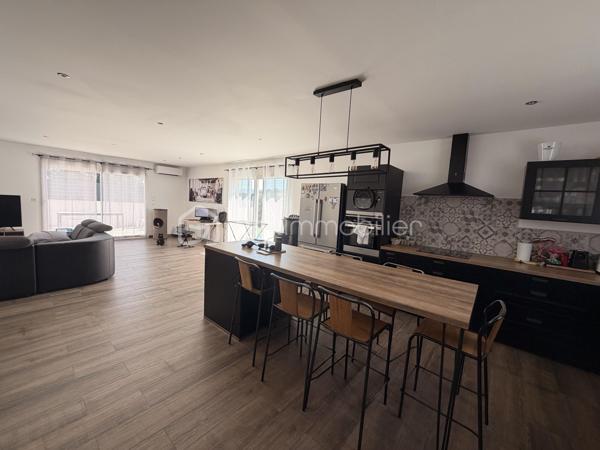 A Poussan, découvrez cette agréable villa 4 faces de 141m2 implantée sur une parcelle de 376m2, offrant des volumes généreux pour une famille en quête d'espace et de confort.
Dès l'entrée vous serez séduit par sa vaste pièce de vie d'environ 60m2 baignée de lumière et pensée comme un véritable lieu de partage. Au rez de chaussée également une suite parentale de 17m2 avec dressing et salle d'eau, WC indépendant et garage de 15m2 carrelé et isolé.
A l'étage, l'espace nuit se compose de trois chambres de 15, 18 et 19 m2 toutes équipées de rangements, ainsi qu'une spacieuse salle de bains.
A l'extérieur chaque espace a été optimisé pour profiter pleinement terrasse conviviale, espace barbecue et piscine.
Construite récemment cette villa bénéficie de la garantie décennale.
Son excellente performance énergétique classée A et son équipement climatisation réversible complété par des convecteurs assurent un confort optimal tout au long de l'année.
Une villa rare par ses volumes, son agencement fonctionnel et ses prestations ...
A découvrir, contactez moi Sabine Biral 0663378989