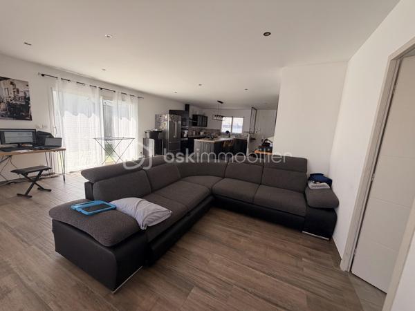 A Poussan, découvrez cette agréable villa 4 faces de 141m2 implantée sur une parcelle de 376m2, offrant des volumes généreux pour une famille en quête d'espace et de confort.
Dès l'entrée vous serez séduit par sa vaste pièce de vie d'environ 60m2 baignée de lumière et pensée comme un véritable lieu de partage. Au rez de chaussée également une suite parentale de 17m2 avec dressing et salle d'eau, WC indépendant et garage de 15m2 carrelé et isolé.
A l'étage, l'espace nuit se compose de trois chambres de 15, 18 et 19 m2 toutes équipées de rangements, ainsi qu'une spacieuse salle de bains.
A l'extérieur chaque espace a été optimisé pour profiter pleinement terrasse conviviale, espace barbecue et piscine.
Construite récemment cette villa bénéficie de la garantie décennale.
Son excellente performance énergétique classée A et son équipement climatisation réversible complété par des convecteurs assurent un confort optimal tout au long de l'année.
Une villa rare par ses volumes, son agencement fonctionnel et ses prestations ...
A découvrir, contactez moi Sabine Biral 0663378989