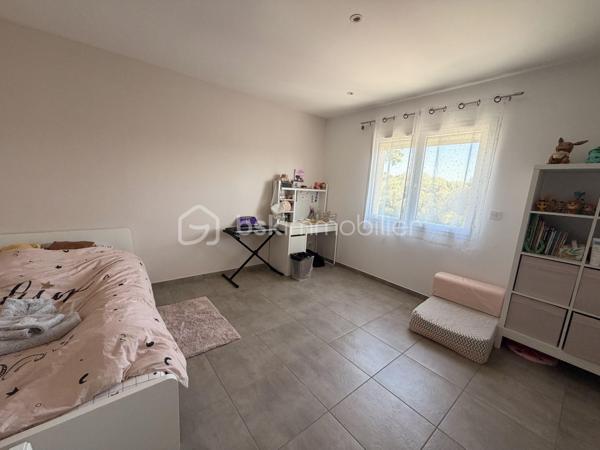 A Poussan, découvrez cette agréable villa 4 faces de 141m2 implantée sur une parcelle de 376m2, offrant des volumes généreux pour une famille en quête d'espace et de confort.
Dès l'entrée vous serez séduit par sa vaste pièce de vie d'environ 60m2 baignée de lumière et pensée comme un véritable lieu de partage. Au rez de chaussée également une suite parentale de 17m2 avec dressing et salle d'eau, WC indépendant et garage de 15m2 carrelé et isolé.
A l'étage, l'espace nuit se compose de trois chambres de 15, 18 et 19 m2 toutes équipées de rangements, ainsi qu'une spacieuse salle de bains.
A l'extérieur chaque espace a été optimisé pour profiter pleinement terrasse conviviale, espace barbecue et piscine.
Construite récemment cette villa bénéficie de la garantie décennale.
Son excellente performance énergétique classée A et son équipement climatisation réversible complété par des convecteurs assurent un confort optimal tout au long de l'année.
Une villa rare par ses volumes, son agencement fonctionnel et ses prestations ...
A découvrir, contactez moi Sabine Biral 0663378989