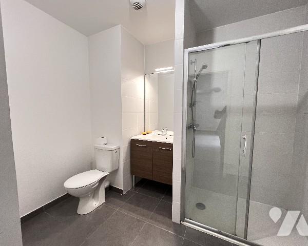 Coeur Point du Jour, T2 avec grande terrasse de 21 m² et garage fermé dans résidence 2020.