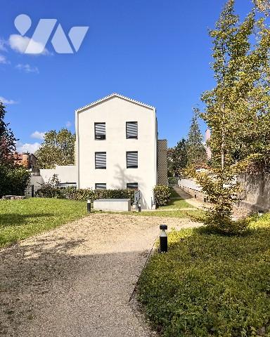 Coeur Point du Jour, T2 avec grande terrasse de 21 m² et garage fermé dans résidence 2020.