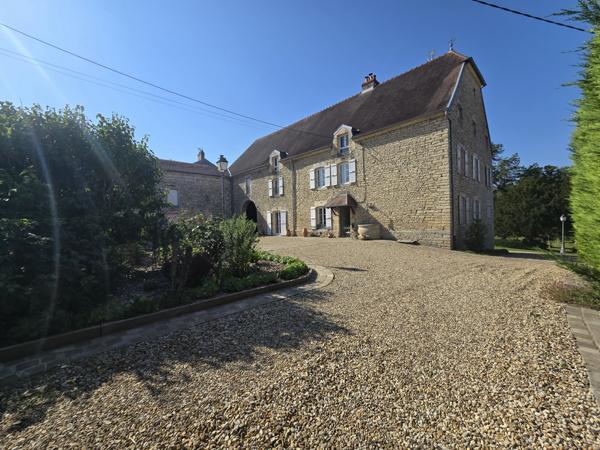 Magnifique maison en pierre de 271 M²