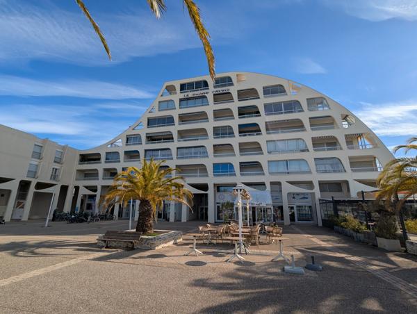 DEUX PIECES QUAI D'HONNEUR A PORT CAMARGUE Le Grau-du-Roi (30240)