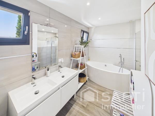 Maison contemporaine avec 4 chambres - quartier Le Camp des Lanciers