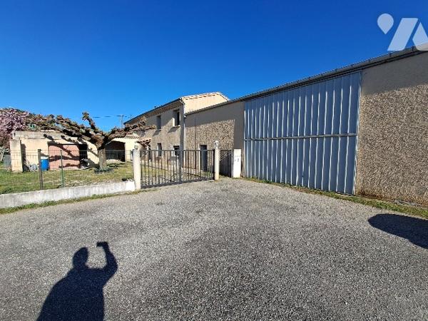 LA BATIE ROLLAND, ferme de 168m² habitable avec grange, jardin et chênes truffier.