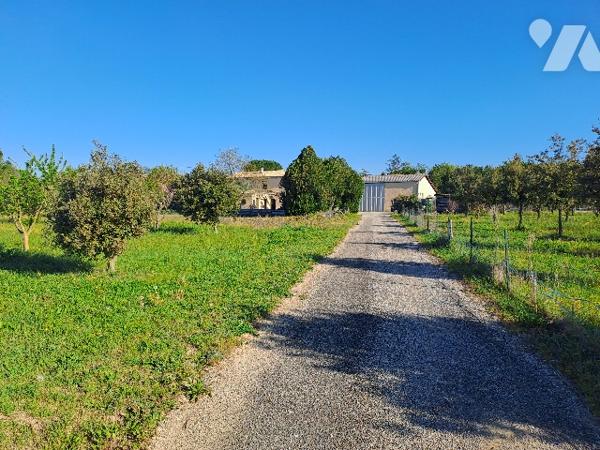 LA BATIE ROLLAND, ferme de 168m² habitable avec grange, jardin et chênes truffier.