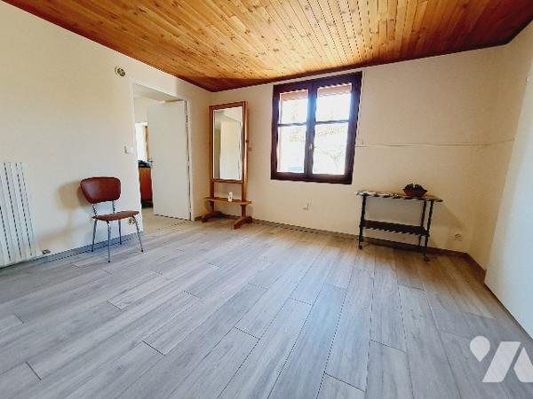 LA BATIE ROLLAND, ferme de 168m² habitable avec grange, jardin et chênes truffier.