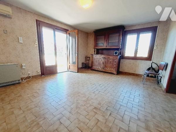 LA BATIE ROLLAND, ferme de 168m² habitable avec grange, jardin et chênes truffier.