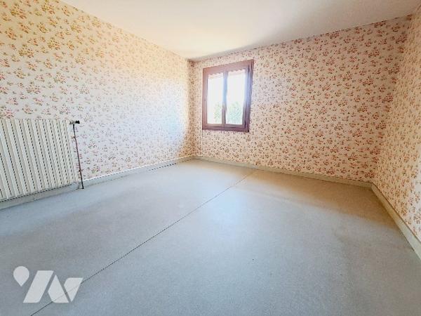 LA BATIE ROLLAND, ferme de 168m² habitable avec grange, jardin et chênes truffier.
