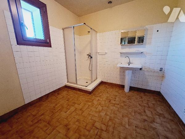 LA BATIE ROLLAND, ferme de 168m² habitable avec grange, jardin et chênes truffier.
