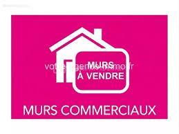ARVERT CENTRE-VILLE :
MURS COMMERCIAUX a vendre au sein d'une petite copropriété  de 13 lots.
Local de plain pied d'environ 48.50 m2 composé d'une surface de vente, d'une réserve et des wc.
Ce local actuellement loué 776 euros sera libre le 01/01/27.
Charges annuelles : 391.52 euros.
Taxe foncière 277 euros.
A votre disposition pour tout renseignement complémentaire au 06.14.04.55.39