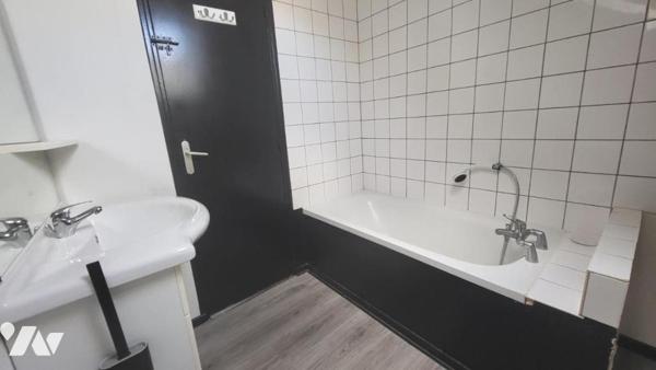 Immeuble quatre appartements et un atelier sur 6a 98ca de terrain