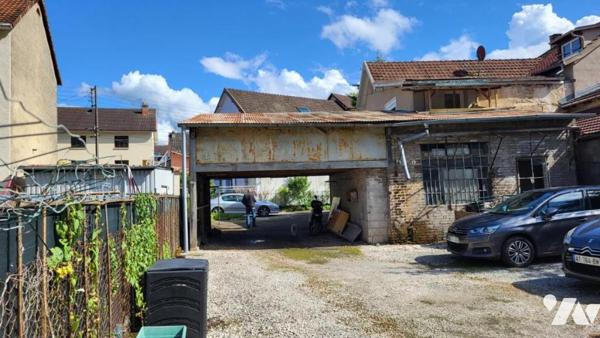 Immeuble quatre appartements et un atelier sur 6a 98ca de terrain