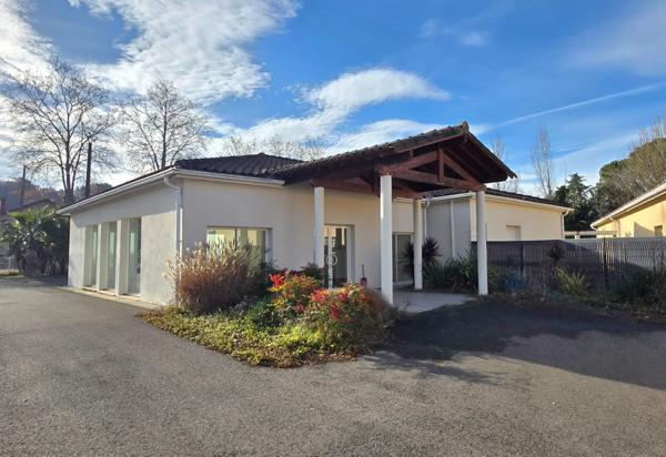 TRES BEAU BATIMENT COMMERCIAL/INDUSTRIEL ETAT NEUF IDEALEMENT SITUE SUR AXE PRINCIPAL EN PERIPHERIE DE VILLE