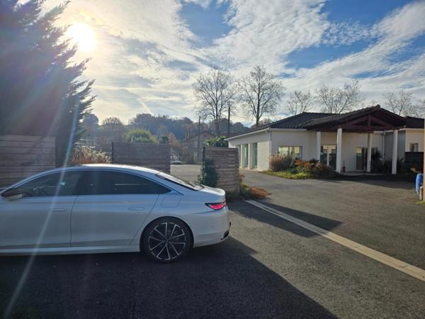 TRES BEAU BATIMENT COMMERCIAL/INDUSTRIEL ETAT NEUF IDEALEMENT SITUE SUR AXE PRINCIPAL EN PERIPHERIE DE VILLE