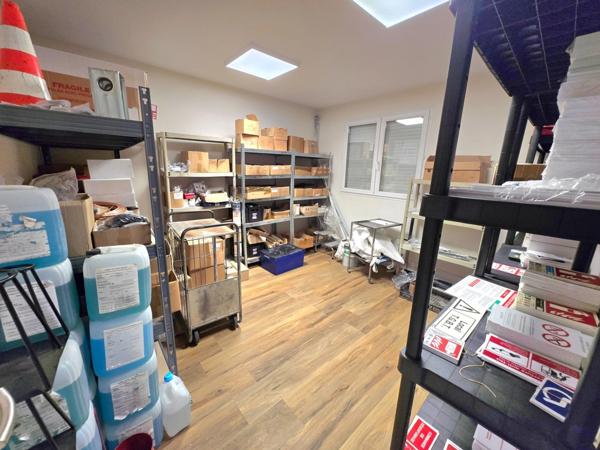 TRES BEAU BATIMENT COMMERCIAL/INDUSTRIEL ETAT NEUF IDEALEMENT SITUE SUR AXE PRINCIPAL EN PERIPHERIE DE VILLE