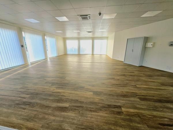 TRES BEAU BATIMENT COMMERCIAL/INDUSTRIEL ETAT NEUF IDEALEMENT SITUE SUR AXE PRINCIPAL EN PERIPHERIE DE VILLE