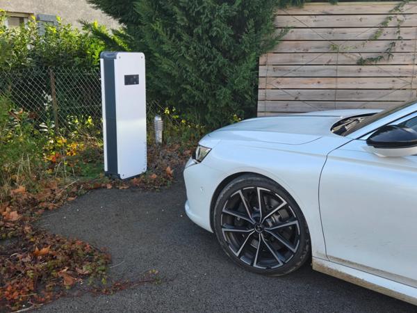 TRES BEAU BATIMENT COMMERCIAL/INDUSTRIEL ETAT NEUF IDEALEMENT SITUE SUR AXE PRINCIPAL EN PERIPHERIE DE VILLE