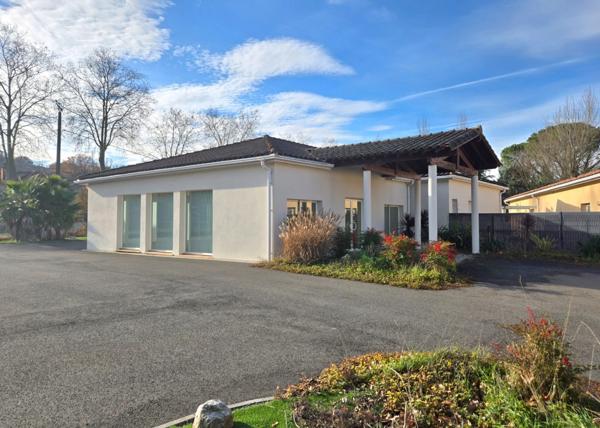 TRES BEAU BATIMENT COMMERCIAL/INDUSTRIEL ETAT NEUF IDEALEMENT SITUE SUR AXE PRINCIPAL EN PERIPHERIE DE VILLE