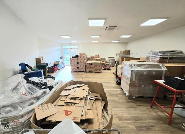 TRES BEAU BATIMENT COMMERCIAL/INDUSTRIEL ETAT NEUF IDEALEMENT SITUE SUR AXE PRINCIPAL EN PERIPHERIE DE VILLE